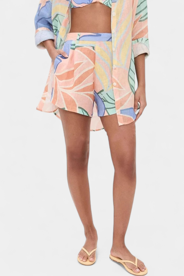 Lumina Conjunto Tropical con Camisa Holgada y Shorts de Cintura Alta